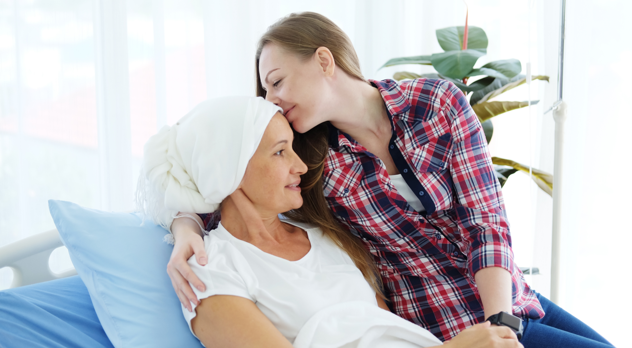 Bliska osoba obejmuje osobę leżącą w łóżku