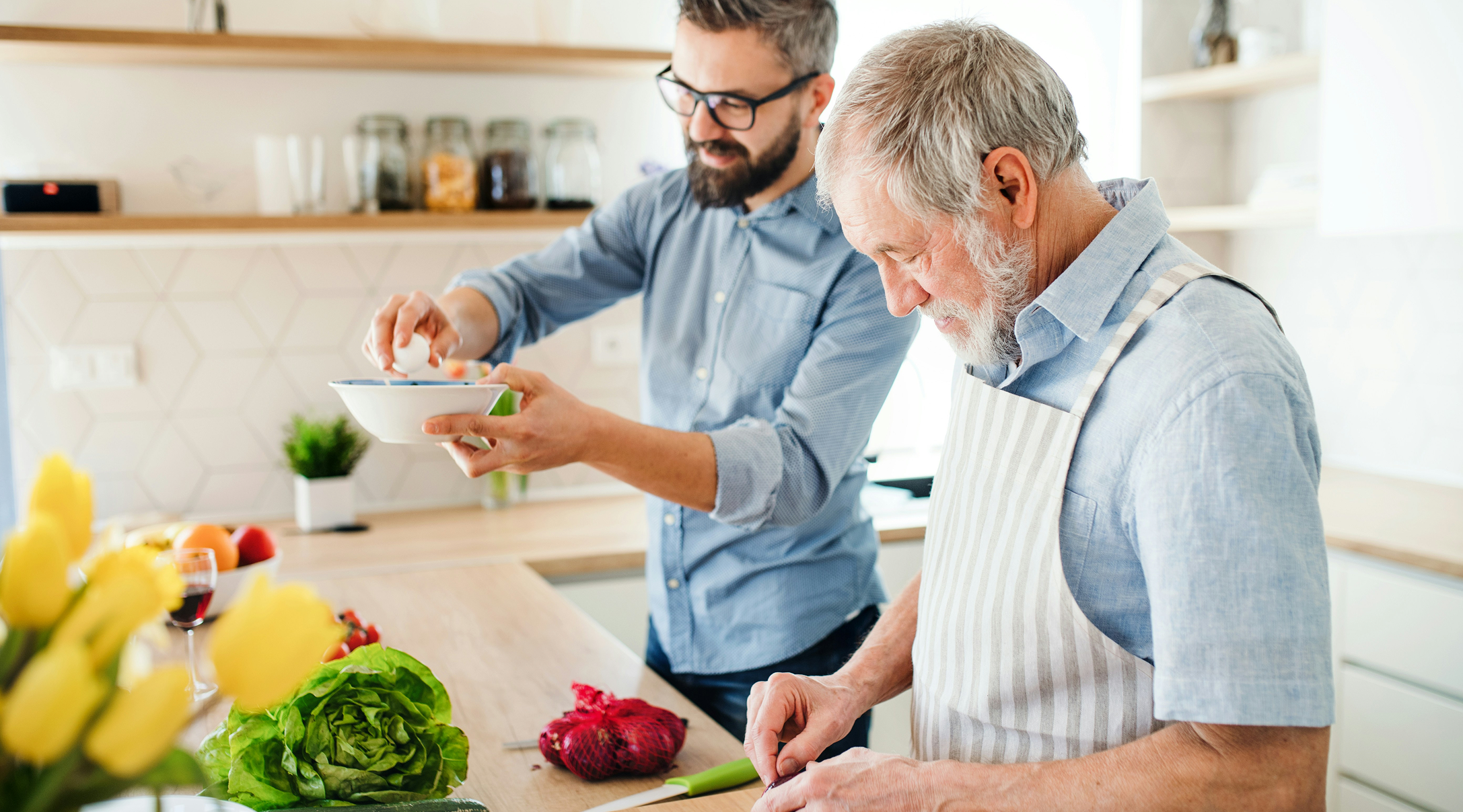 Dwóch mężczyzn gotuje w kuchni