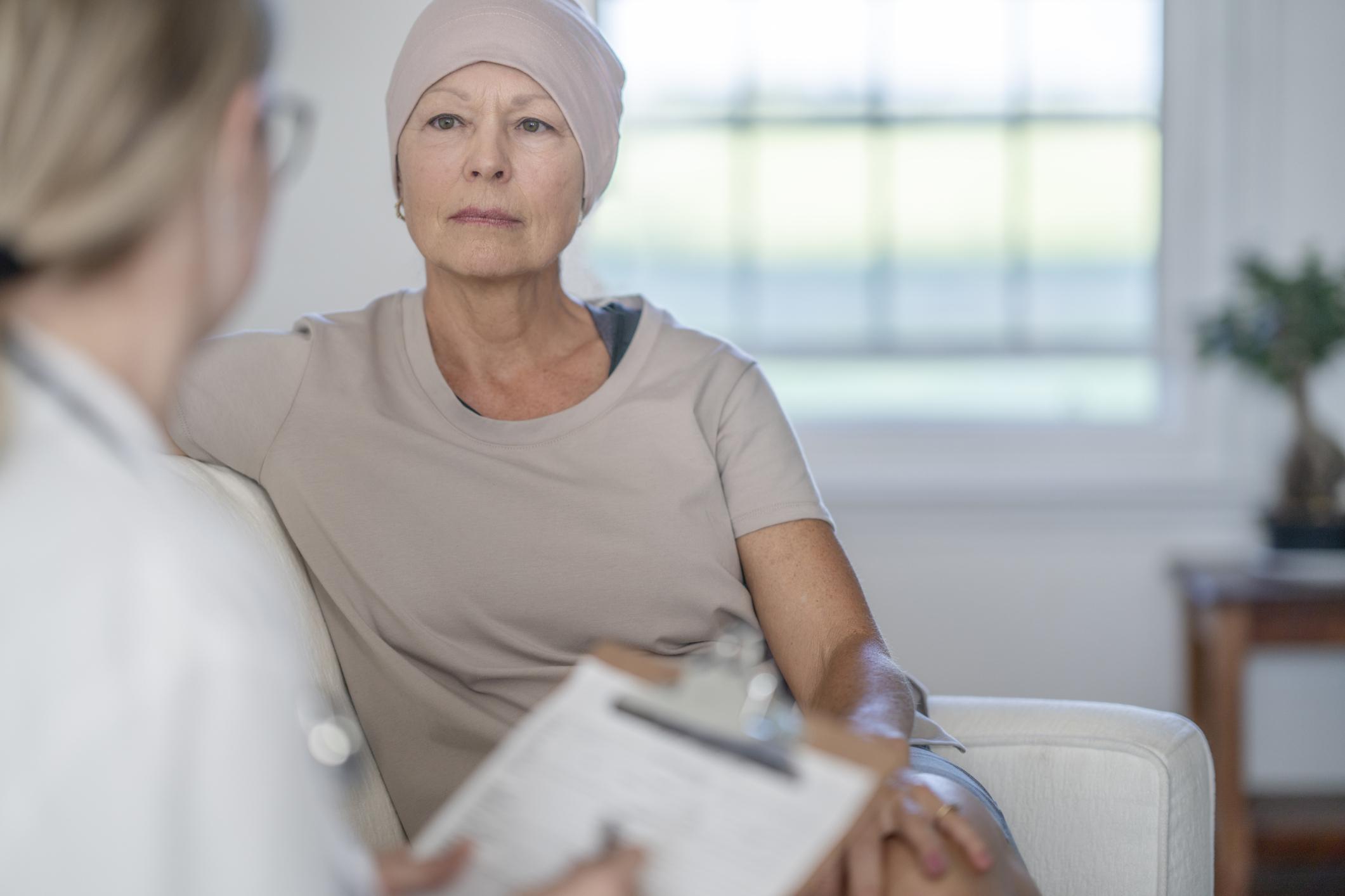 Kobieta w trakcie rozmowy z psychologiem onkologicznym