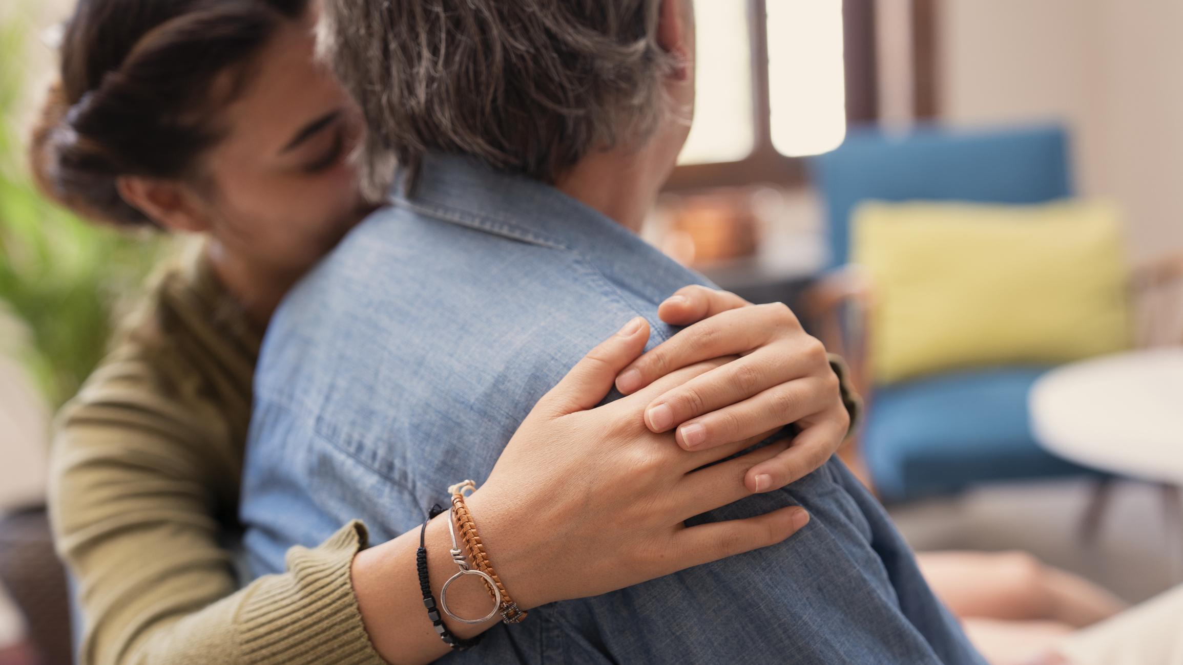 kobieta troskliwie obejmuje mężczyznę w geście wsparcia