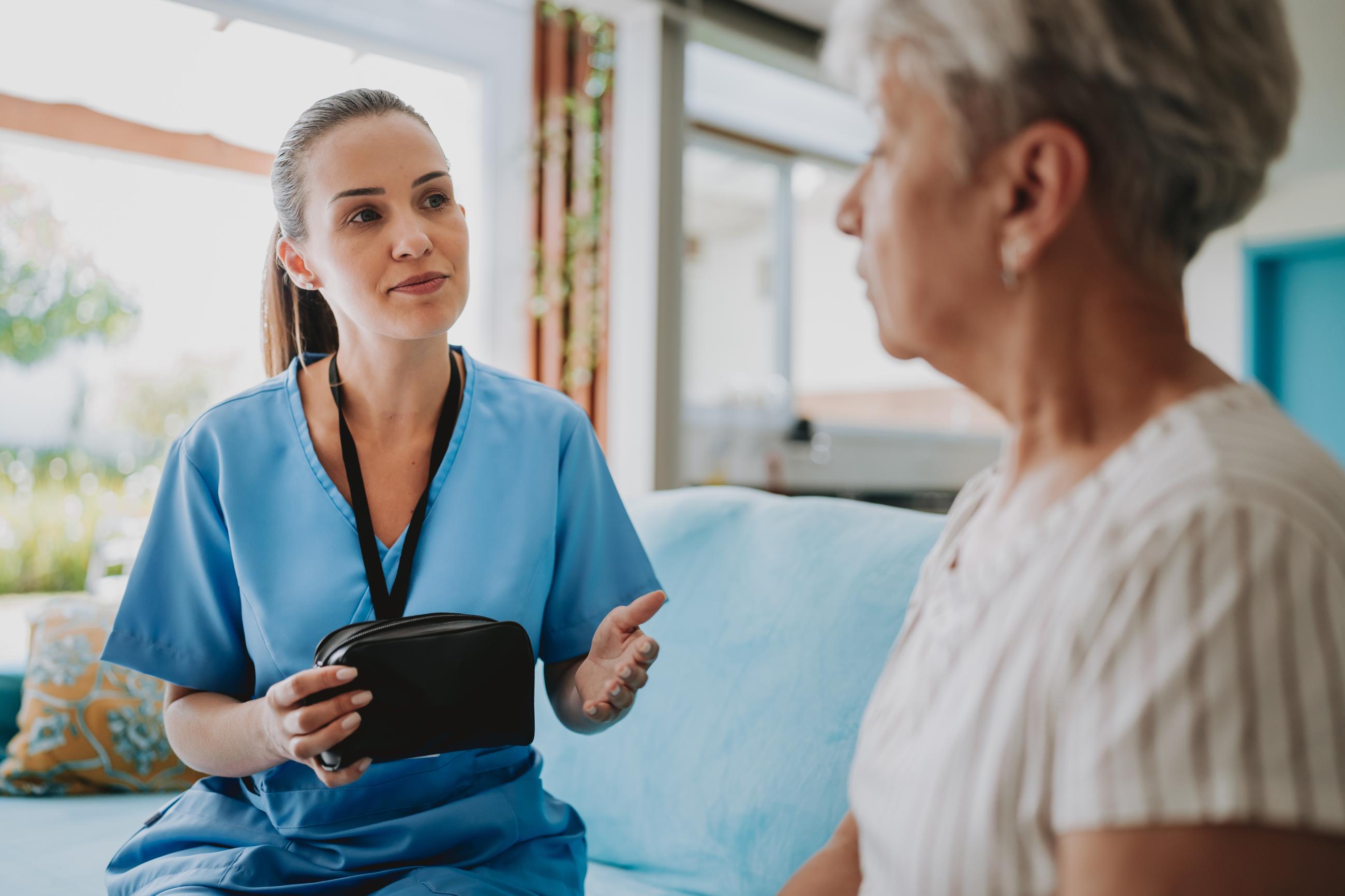 Lekko zaniepokojona pacjentka w rozmowie z lekarzem