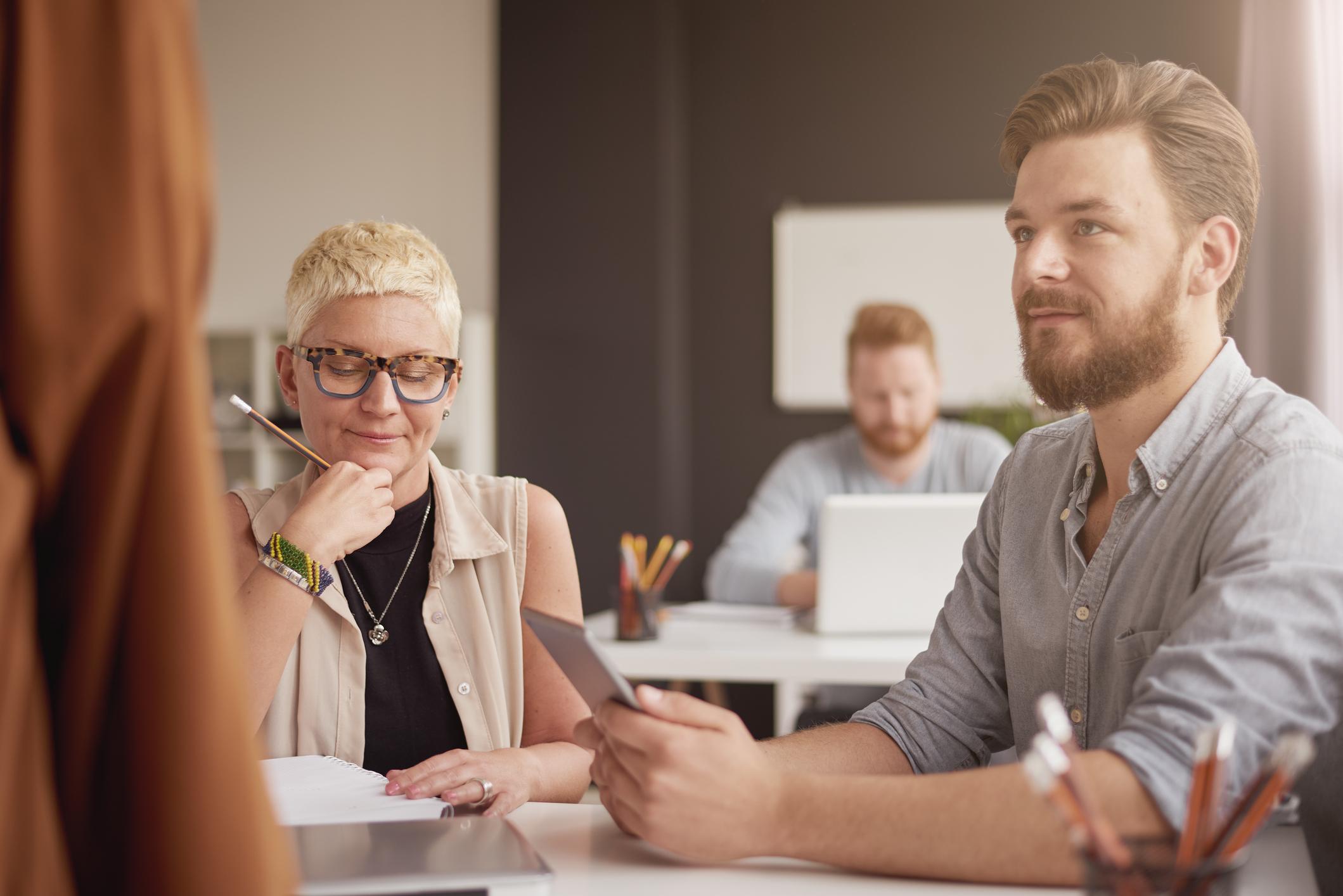 Kobieta i meżczyzna podczas rozmowy z doradcą