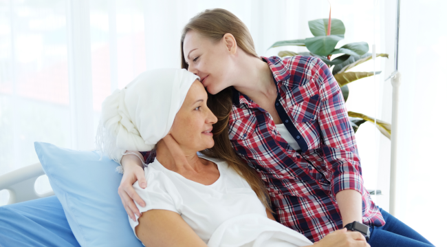 Bliska osoba obejmuje osobę leżącą w łóżku