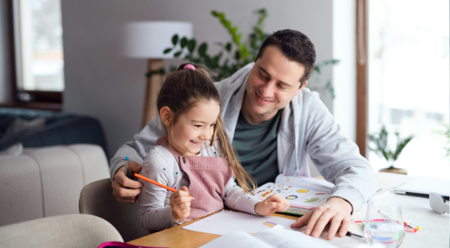 Bliska osoba opiekuje się dzieckiem w domu