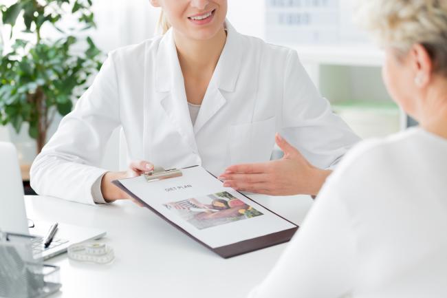 Pacjentka i lekarz omawiają ważne kwestie dotyczące leczenia