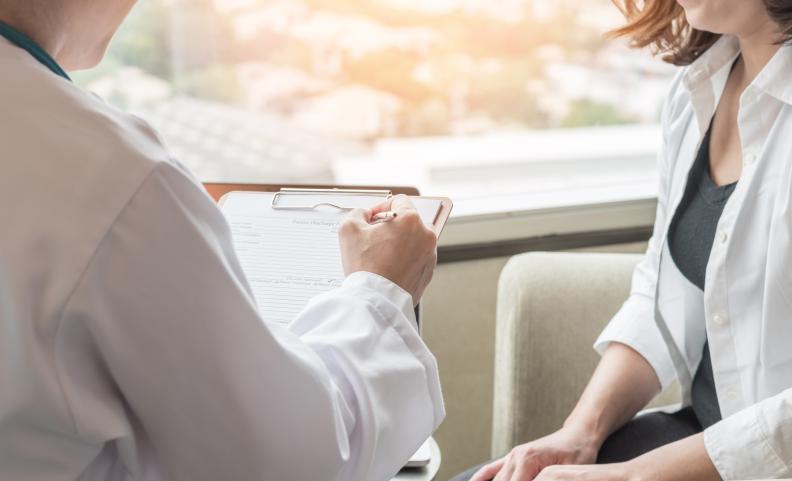 Pacjentka w trakcie rozmowy z lekarzem o planie diagnostycznym